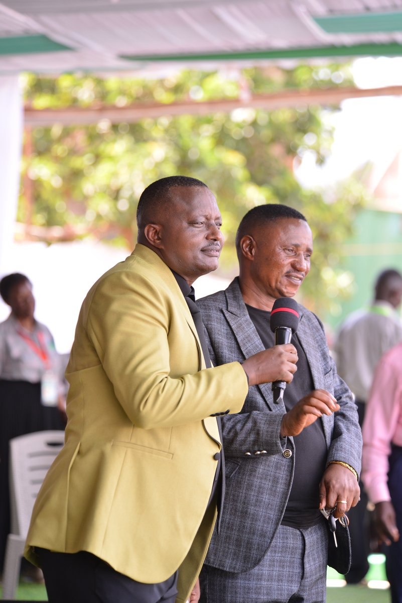 SaltTvUganda's tweet image. Pr Bujjingo alaze abakiriza eyali omukulu w'ekomera eyamukuuma nga bamusibye mụ komera olw'okubulira enjiri agamba nti musajja musiramu naye yamwagala n'amutaasa byonna ebyekomera #Thanksgiving