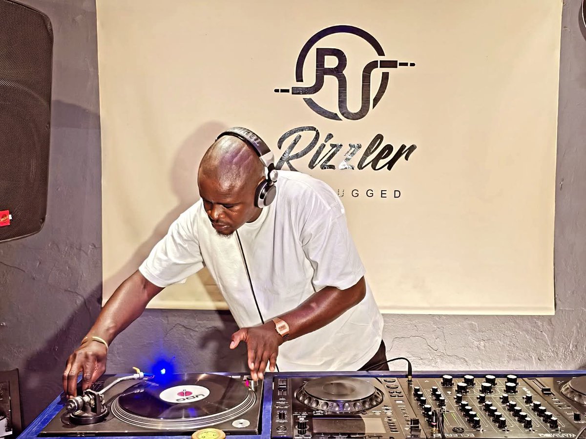 RizzlerUnpluged's tweet photo. Playing: Skabza π₯ππ½
https://t.co/5Jlp1mi4uT
#housemusic #deephouse #expensivestuff #recordcollection #vinyl #eclerwarm4 #itsourthing https://t.co/0sjTkH7dhA
