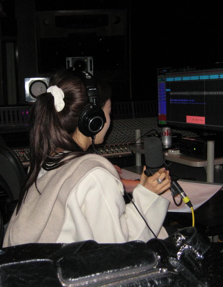 GISELLETHAILAND's tweet image. Marie Claire Korea เขียนถึงเรื่องที่จีเซลร่วมงานกับค่ายเพลง Opium ด้วยค่ะ 🎶

เป็นที่ทราบกันดีในหมู่แฟน ๆ ว่าจีเซลมีรสนิยมในการฟังเพลงและทำเพลงที่หลากหลาย และเพราะเป็นแร็ปเปอร์ของวง เธอจึงติดตามเพลงฮิปฮอปและแร็ปเปอร์ต่างชาติอยู่เสมอ
ผลงาน feat. ล่าสุดกับแร็ปเปอร์คิมฮาอน อย่างเพลง…