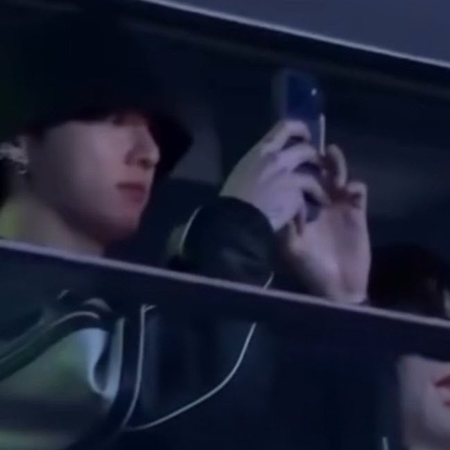 Supbnj's tweet image. แงงพี่กุกเปลี่ยนมาใช้ 17 pro max สี deep blue แล้ว