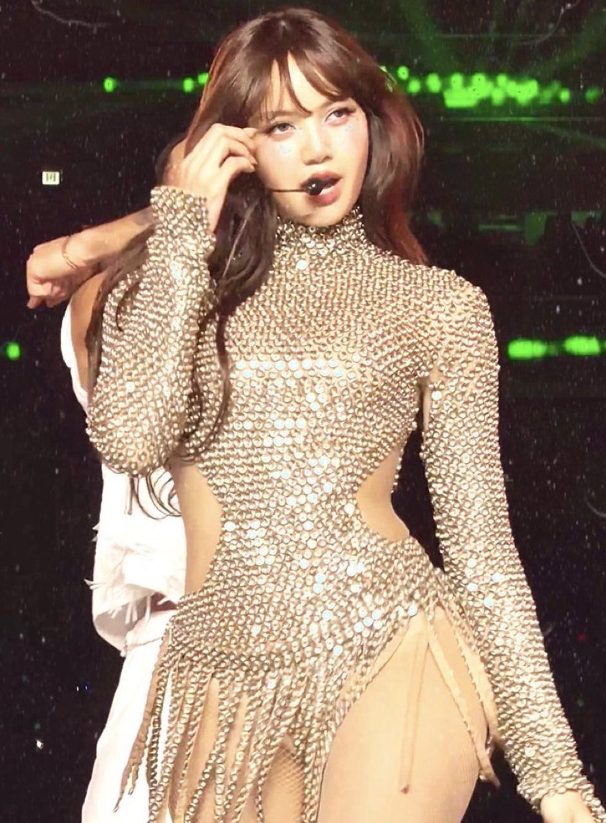 อีดอกสวยมาก สวยกว่าเมื่อวานอีกงงมากเหมือนพักผ่อน 24 ชม.แล้วมาทำงานแต่นางไปเที่ยวมานะ🤣

HONG KONG LOVES LALISA
#DEADLINEinHK_LISA