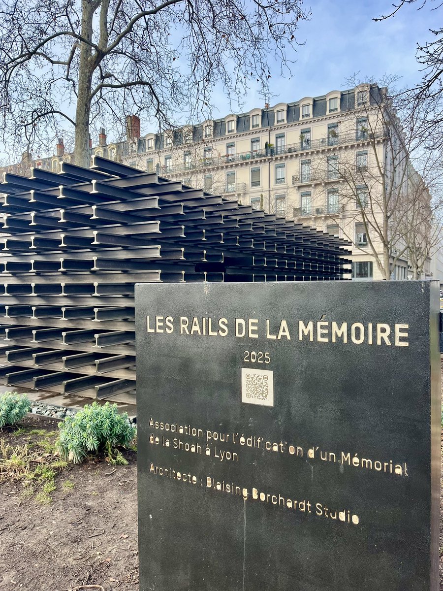 Il y a 81 ans, le monde découvrait l’abîme absolu. À Auschwitz-Birkenau, l’humanité a touché le fond de ce qu’elle peut produire quand la haine, l’idéologie et la déshumanisation l’emportent sur la raison.

Se souvenir n’est pas un rituel. C’est une exigence morale. Une vigilance