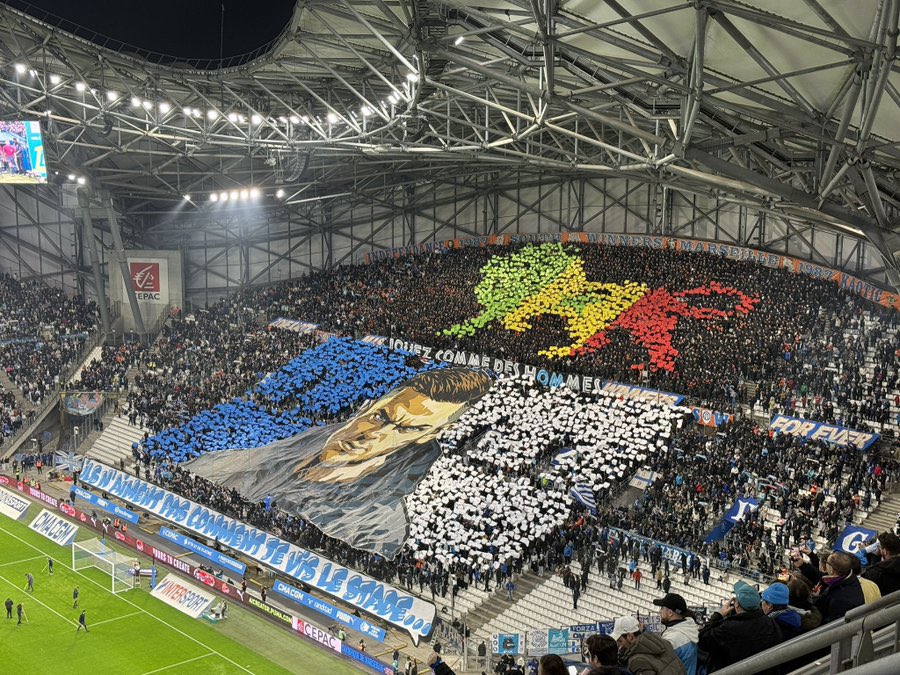 Olympique de Marseille displayed a tifo with Senegal 🇸🇳 colours in a lion form yesterday to celebrate the AFCON champions.

There’s no Senegalese player in the current squad but OM have great history with the country including ex club president Pape Diouf.

📸: <a href="/taggatsn/">Taggat</a>
