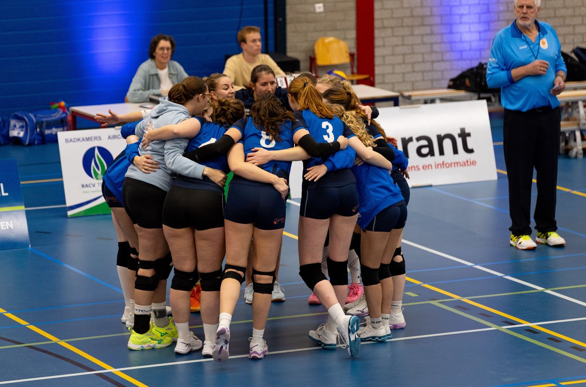 VTC Woerden Dames 1 slaagde er net niet in om het ticket voor de halve finale van de regiobeker te bemachtigen. Lees hun verslag nu op VoV.
vizieropvolleybal.nl/vtc-woerden-d1…