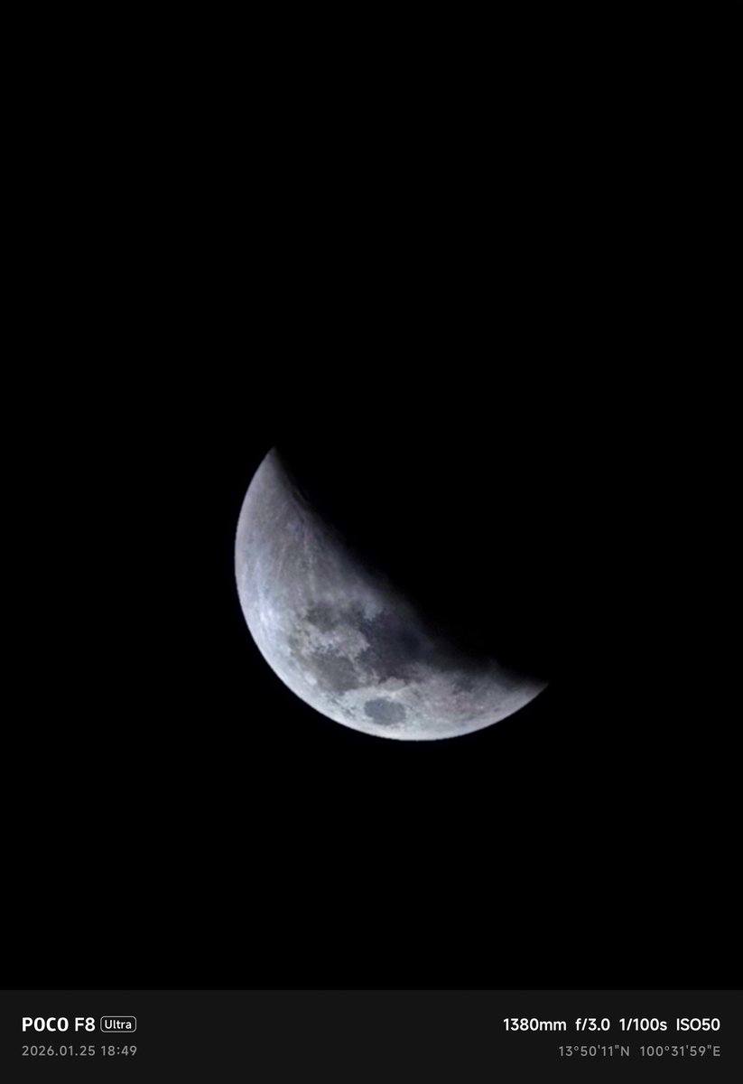 ภายใต้แสงจันทร์เสี้ยวที่เงียบสงบนี้... ฉันฝากความหวังเล็ก ๆ ไว้กับพรุ่งนี้ เพราะ 'บทชีวิต' ที่งดงามที่สุด มักจะเริ่มขึ้นในตอนที่เราคิดว่าหาทางออกไม่เจอเสมอ เหมือนพระจันทร์ที่ต้องผ่านคืนที่มืดมิดที่สุด ก่อนจะกลับมาสว่างไสวเต็มดวงอีกครั้ง ขอให้พรุ่งนี้เป็นวันที่โลกใจดีกับคุณนะ...