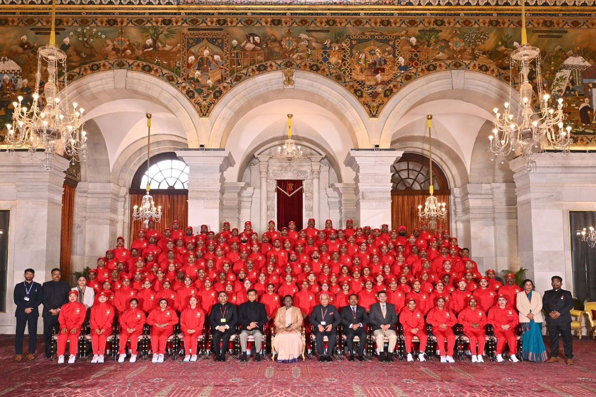 आज राष्ट्रपति भवन में आदरणीय राष्ट्रपति श्रीमती द्रौपदी मुर्मू जी के साथ आपदा मित्र स्वयंसेवकों का फोटो सेशन—सेवा, साहस और समर्पण का गौरवपूर्ण क्षण।
NDMA की आपदा मित्र योजना समुदायों को सशक्त बनाकर एक आपदा-प्रतिरोधी भारत के निर्माण में महत्वपूर्ण भूमिका निभा रही है।
#NDMA