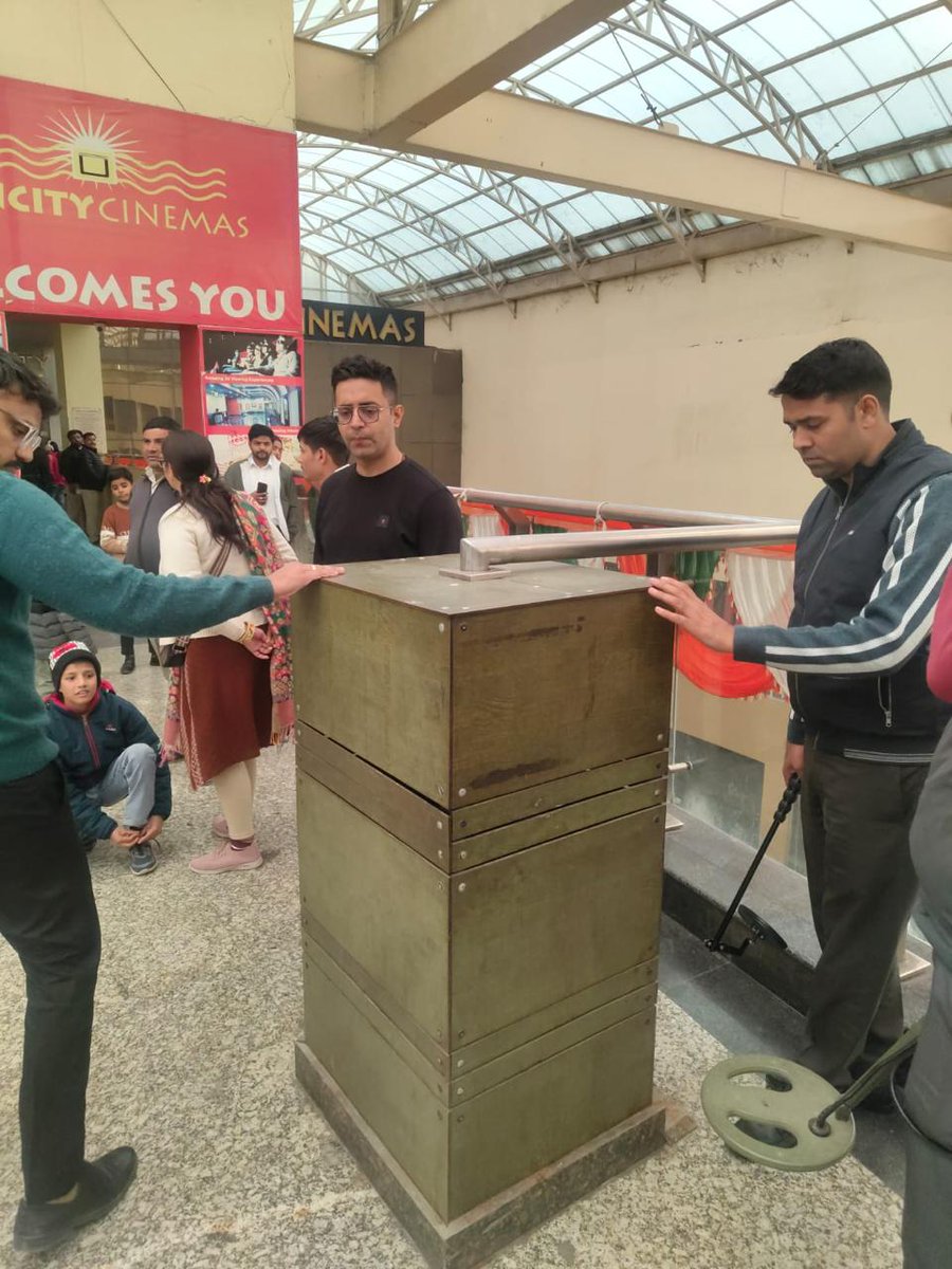 bulandshahrpol's tweet photo. वरिष्ठ पुलिस अधीक्षक के निर्देशन में गणतन्त्र दिवस-2026 के दृष्टिगत क्षेत्राधिकारी नगर द्वारा एलआईयू टीम के साथ चलाया गया सघंन चेकिंग अभियान ।
#UPPolice 
#BulandshahrPolice https://t.co/CahCk3F3YB
