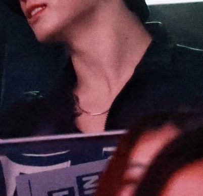 chega ser absurdo o jungkook sair por aí assim todo lindo