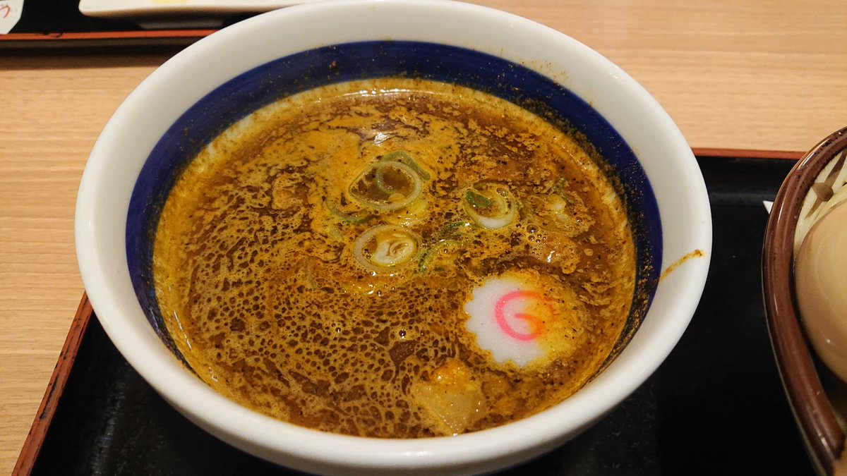 meitiru13's tweet image. 土浦・荒川沖、佐貫大勝軒ゆう、限定・スプラさん家のマサラカレーつけ麺・しお（特製・麺中盛）＋ミニチャーシューごはん！
本場の辛さを謳うしおはビリビリと来る刺激を乗り越えた先にスパイスが効いた美味しさが！
予想以上につけ汁が冷えるのが早かったので、麺はあつもりがいいかも？