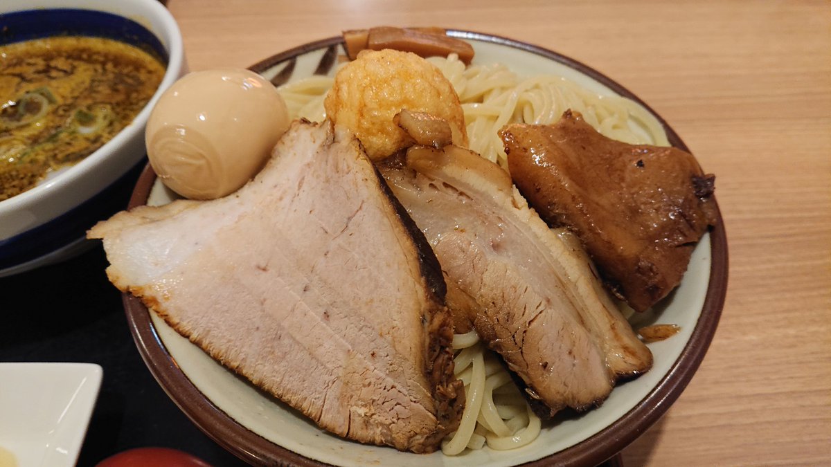 meitiru13's tweet image. 土浦・荒川沖、佐貫大勝軒ゆう、限定・スプラさん家のマサラカレーつけ麺・しお（特製・麺中盛）＋ミニチャーシューごはん！
本場の辛さを謳うしおはビリビリと来る刺激を乗り越えた先にスパイスが効いた美味しさが！
予想以上につけ汁が冷えるのが早かったので、麺はあつもりがいいかも？