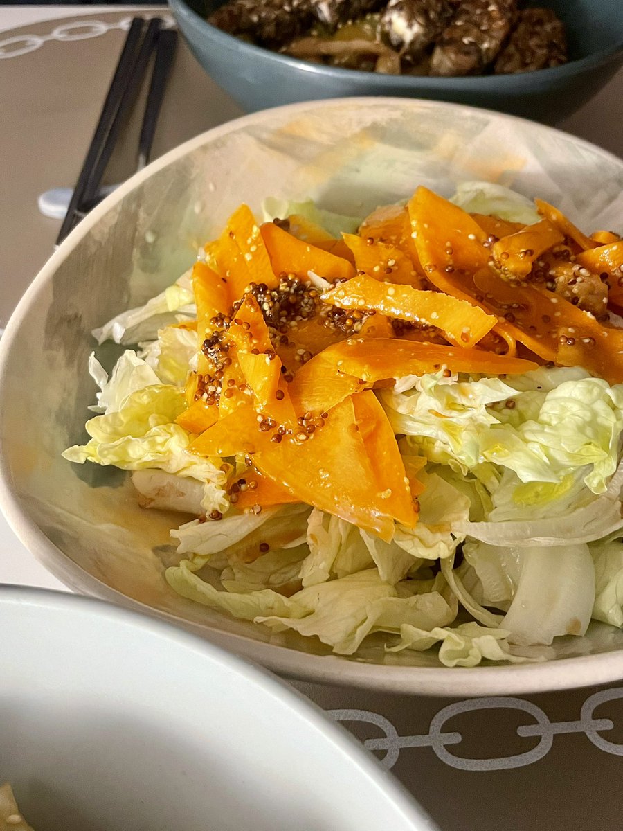 이번주 최고 집밥

탬페 야채 간장 덮밥

검은콩 템페는 굽고 각종 야채(청경채, 양배추, 양파) 그리고 표고버섯 볶다가 간장&amp;연두 양념한다. 발사믹 식초를 약간 넣으면 새콤하고 산뜻하여 눈이 번쩍 뜨이는 맛이 됩니다.

#나의비거니즘일기