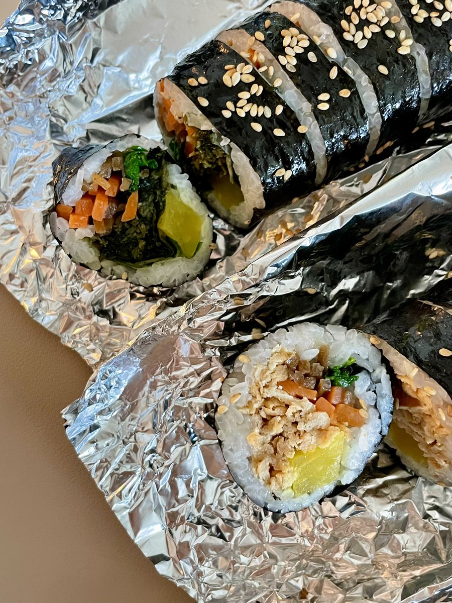 상수 연우김밥

유부김밥, 꽃나물김밥

근래 먹은 김밥 중에 제일 든든하고 맛나다. 가격도 4-5천원 수준!

‼️비건 요청해야 해요‼️