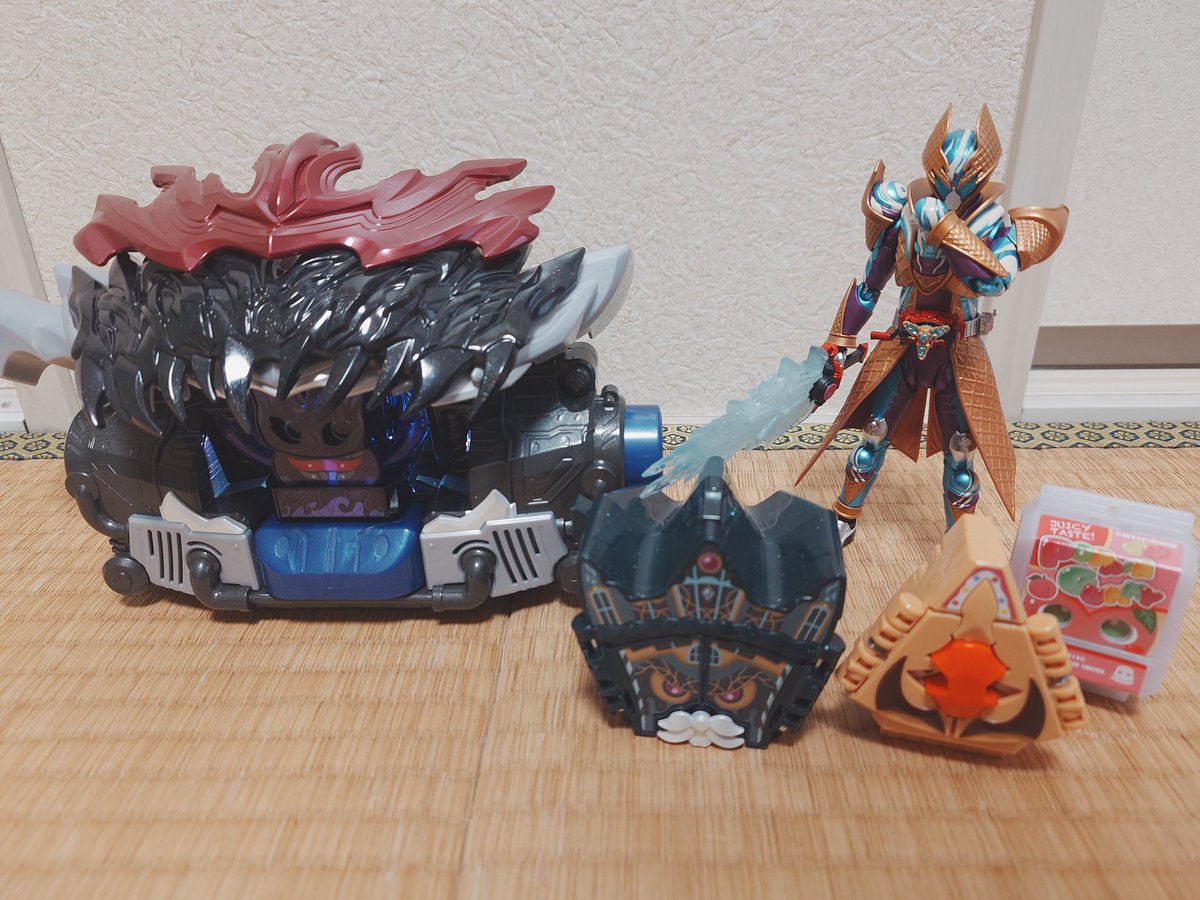 昨日届いたガヴのグッズ達😍
どれも最高！！！一番はやっぱりヘクセンハイムちゃん♪
寂しがりやなボイスがたまらん♡
去年お菓子の家の侵略者を観に行ったのが懐かしいなぁ🏠🦷