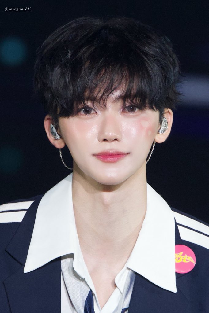 อหหหเมคอัพพ เป็นตัวอย่างที่ดีที่เน้นจุดแบบ แก้ม > ตา > ปาก สวยตั้งแต่คอนแทคเลนส์ ดอลลี่อายดูธรรมชาติแต่ยังป๊อปออกมา วันนี้เน้นแก้มผิวโกลวไฮไลท์วาวฉ่ำไปครึ่งหน้าเพิ่มกิมมิคแก้มแดงรูปหัวใจ 💕 ปากไม่เน้นมากไม่ลงกลอสแบบปกติเอาแดงก่ำๆพอ ฟินิชลุคโคตรจึ้ง น้องแจมินอย่างกะตุ๊กตาน่ารักมาก