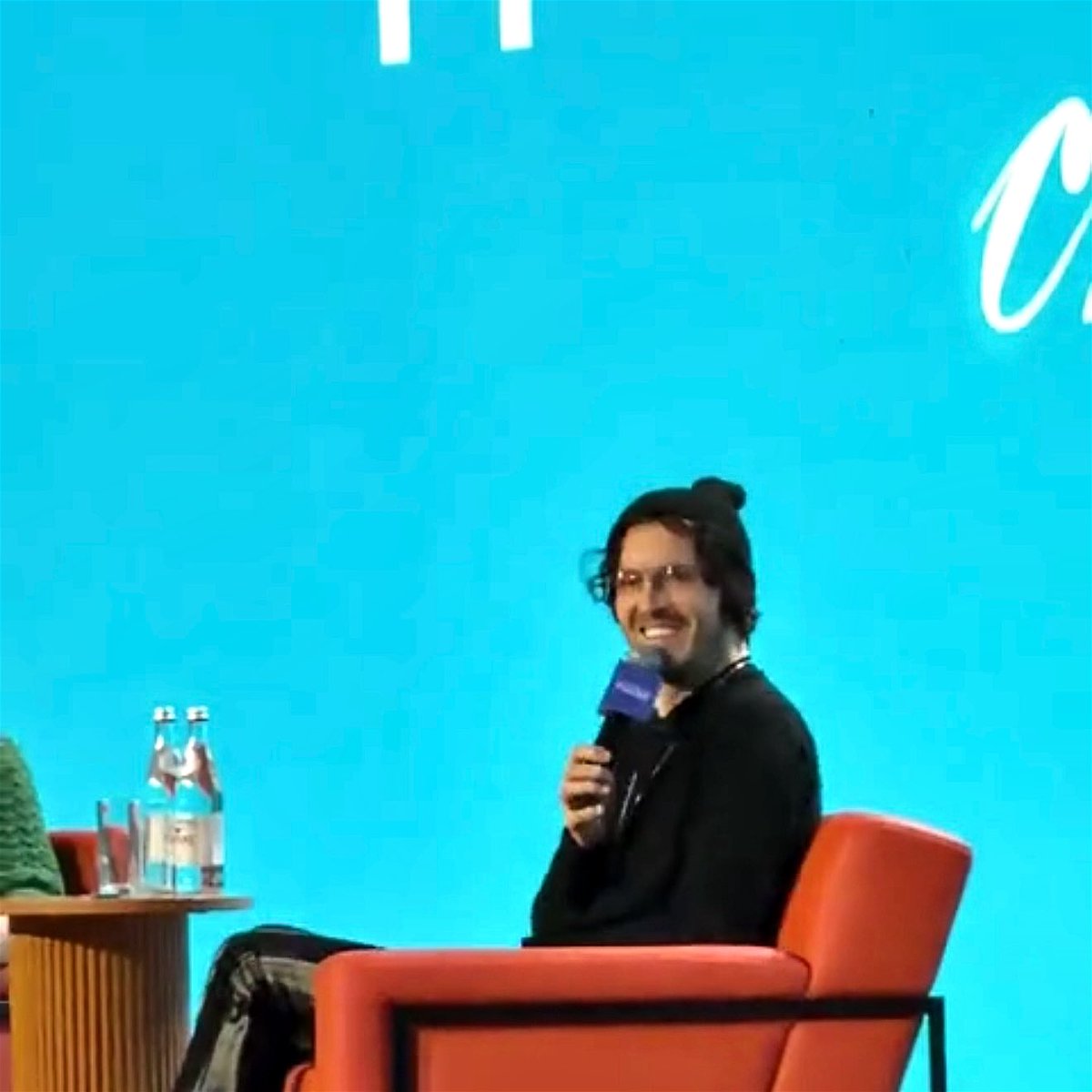 nu_lera_i_lera's tweet image. - У меня есть какая-то узнаваемость среди молодых людей
- *происходит визг*
- Пасибо 😁 Драсьте 😁

Такая милейшая реакция от Арсения, я не могуууу))