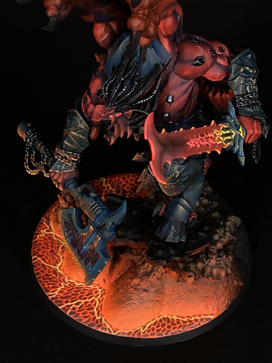 Angron – Daemon Primarch of Khorne ついに完成ッ！！
総魔長アングロン　地獄の業火に照らされて今復活！
OSLの勉強として溶岩と光の表現をしっかり描きこんでみました
筋肉の隆起をペイントするのが楽しすぎるのでぜひ作ってみてね！
#ウォーハンマー
#warhammer
#地球堂模型