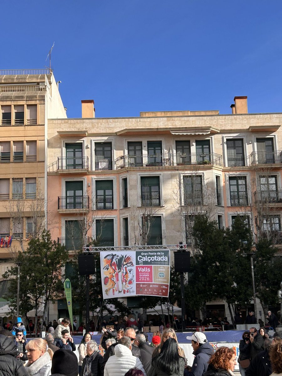 ROSA_M_IBARRA's tweet image. Avui Valls fa olor de calçot. Un any mes la Gran Festa de la Calçotada omple carrers i places de la nostra ciutat de visitants que volen conèixer i tastar la calçotada tradicional i les novetats que al voltant del calçot van sorgint.
#calçotada
#Valls