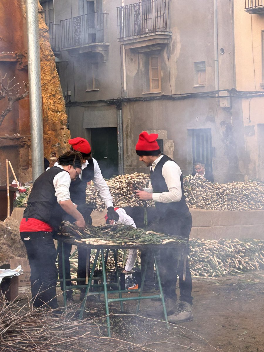 ROSA_M_IBARRA's tweet image. Avui Valls fa olor de calçot. Un any mes la Gran Festa de la Calçotada omple carrers i places de la nostra ciutat de visitants que volen conèixer i tastar la calçotada tradicional i les novetats que al voltant del calçot van sorgint.
#calçotada
#Valls