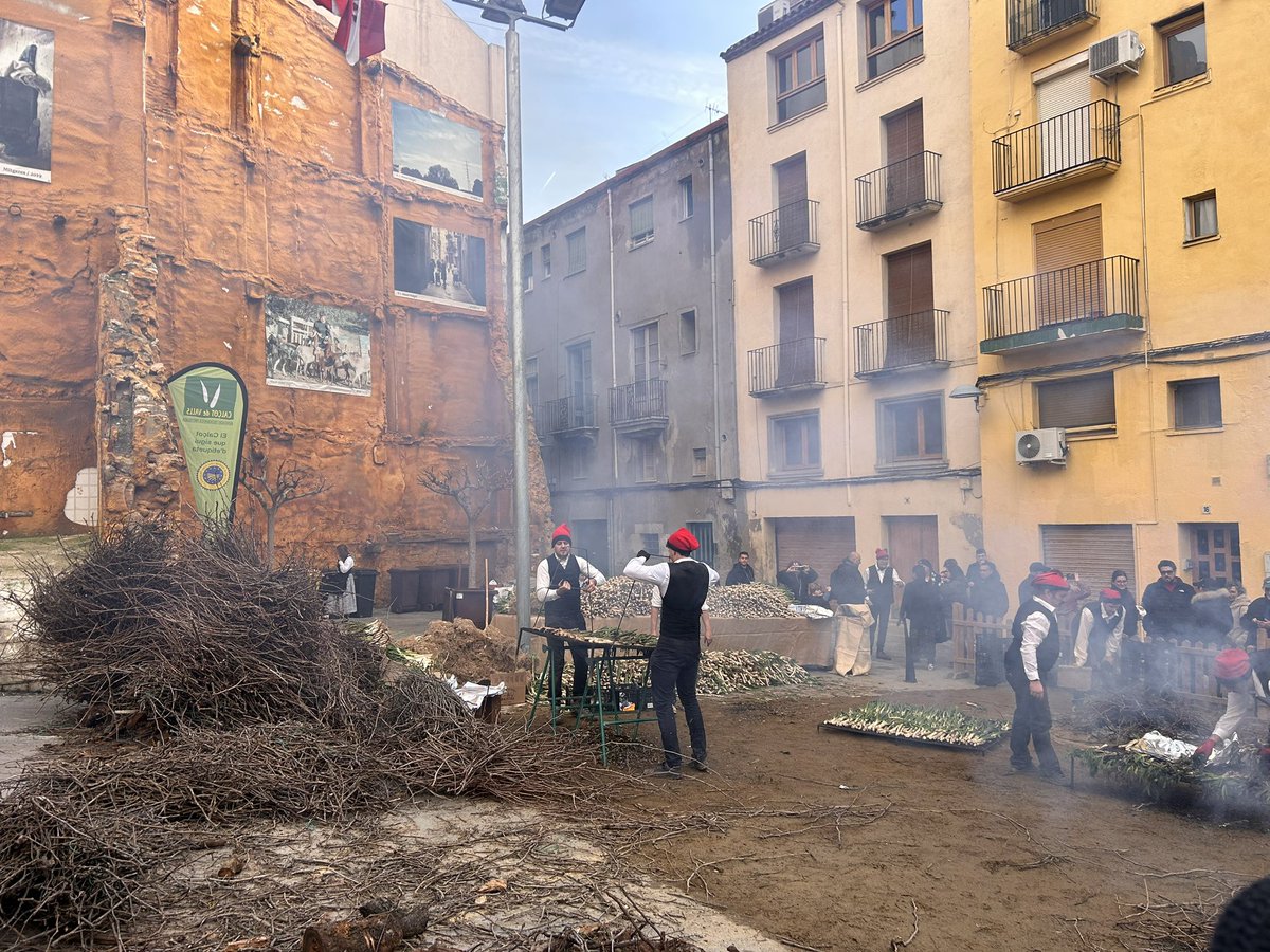 ROSA_M_IBARRA's tweet image. Avui Valls fa olor de calçot. Un any mes la Gran Festa de la Calçotada omple carrers i places de la nostra ciutat de visitants que volen conèixer i tastar la calçotada tradicional i les novetats que al voltant del calçot van sorgint.
#calçotada
#Valls