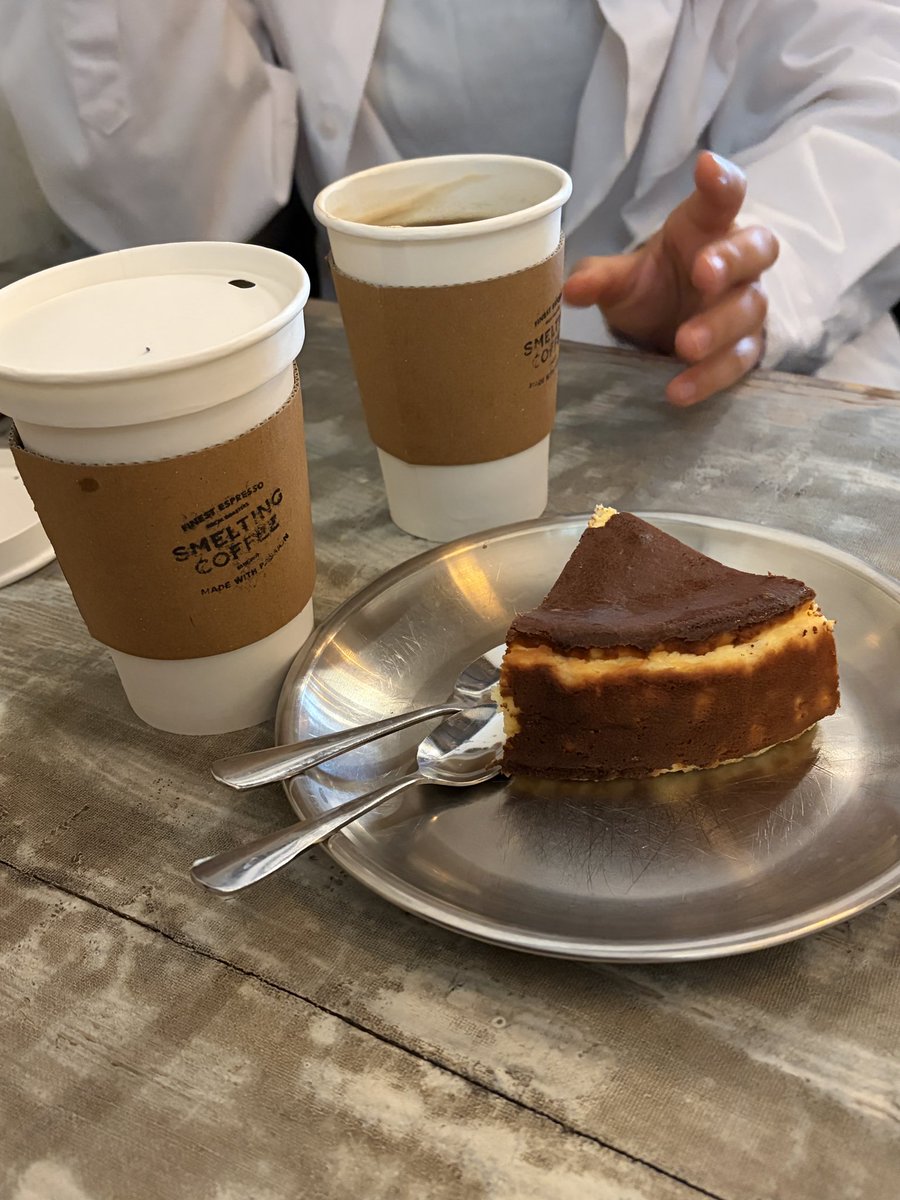 7goodmemory's tweet image. 우리 가족은 모두 떨어져 살지만  
꼭 만나는 날이 있어요.  
바로 각자의 생일!

생일자가 먹고 싶은 음식을 먹고  
커피를 마시며 생일 축하 노래를 꼭 불러줍니다.

오랜만에 만나 그동안 있었던 일들을 이야기하며  
시간 가는 줄 모르고 신나게 수다를 떨었어요.

나를 사랑해 주는 엄마와 누나,…