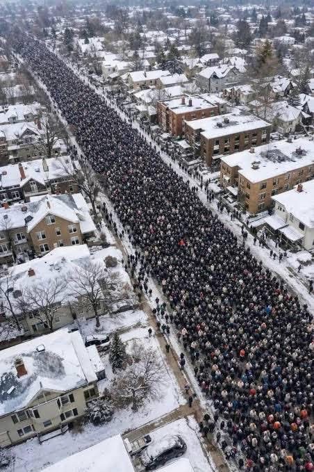 C’è anche un’altra America.
Quella che si mobilita per dire no alla violenza istituzionale, alla negazione dei diritti umani.
È l’America che resiste, che protesta. Ed è importante raccontarla. Perché esiste. Ed è l’America che piace a me.✊
#america
#ice