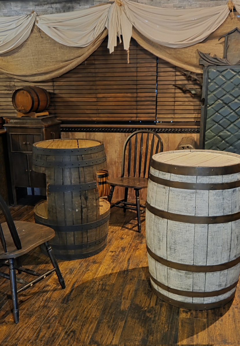 🏴‍☠️夢の妄想が広がりすぎる空間で楽しい一日を過ごしてきた。📕さんは椅子に座って酒飲む。🍹くんは樽の上に腰かけて足ぶらぶらさせながら肉食べる