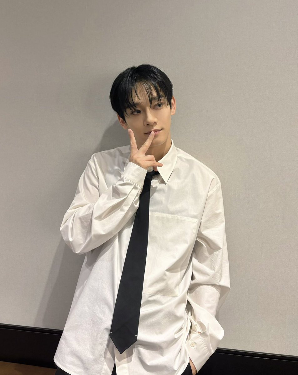 enjieLou's tweet image. My baekchen today as well 😭❤️💙 like they're ment to work on the same day but never in the same country 😫💔 #백첸