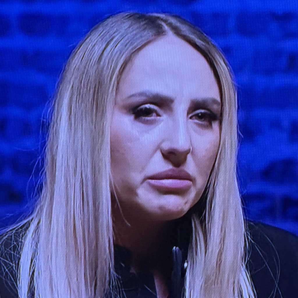 lostboy7808's tweet image. “Mi madre me destrozó la vida”.  
No, cariño. Quien te llevó a denunciar falsamente a tu madre fue tu padre. Firmó por ti y se hizo responsable. Si él no te hubiera empujado, no habría juicio, no habría condena y nada de esto habría pasado. #DeViernes #APOYOROCIO25E #MareaFucsia