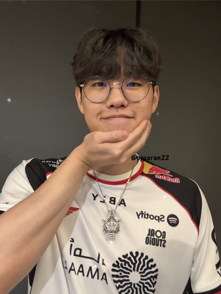 ppparan22's tweet image. 🗣️ : 혹시 아궁빵 아세여?
🐯 : 그게 머에여..?
🗣️ : 손을 이르케 하는건데 옆에 현준님은 실패하셔서 우리 현준님은 제대로 해주셔야 해요,,
🐯 : 이게 맞아여.....?

그리고 아궁빵 장인 등장

#오너 #ONER