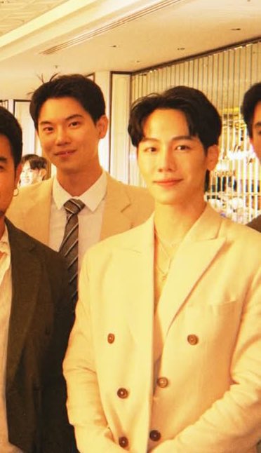 mothebestok's tweet image. “สมัยป๊าหนุ่มๆเค้าฮ็อตจะตาย ลูกครึ่ง จมูกโด่ง หน้าคม สาวกรี๊ดกันทั่ว แต่ป๊าเค้าก็เลือกพ่อ”