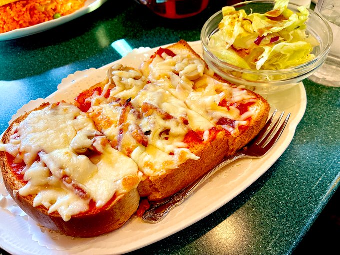 珈琲専門店 伯爵@池袋 ピザトースト
昔ながらのレトロ喫茶!駅出た目の前にあって外観は見たことあるはずなのに、ようやく中を認識した。ご年配の方が多く落ち着いた感じで良かった〜。灯台下暗し。 