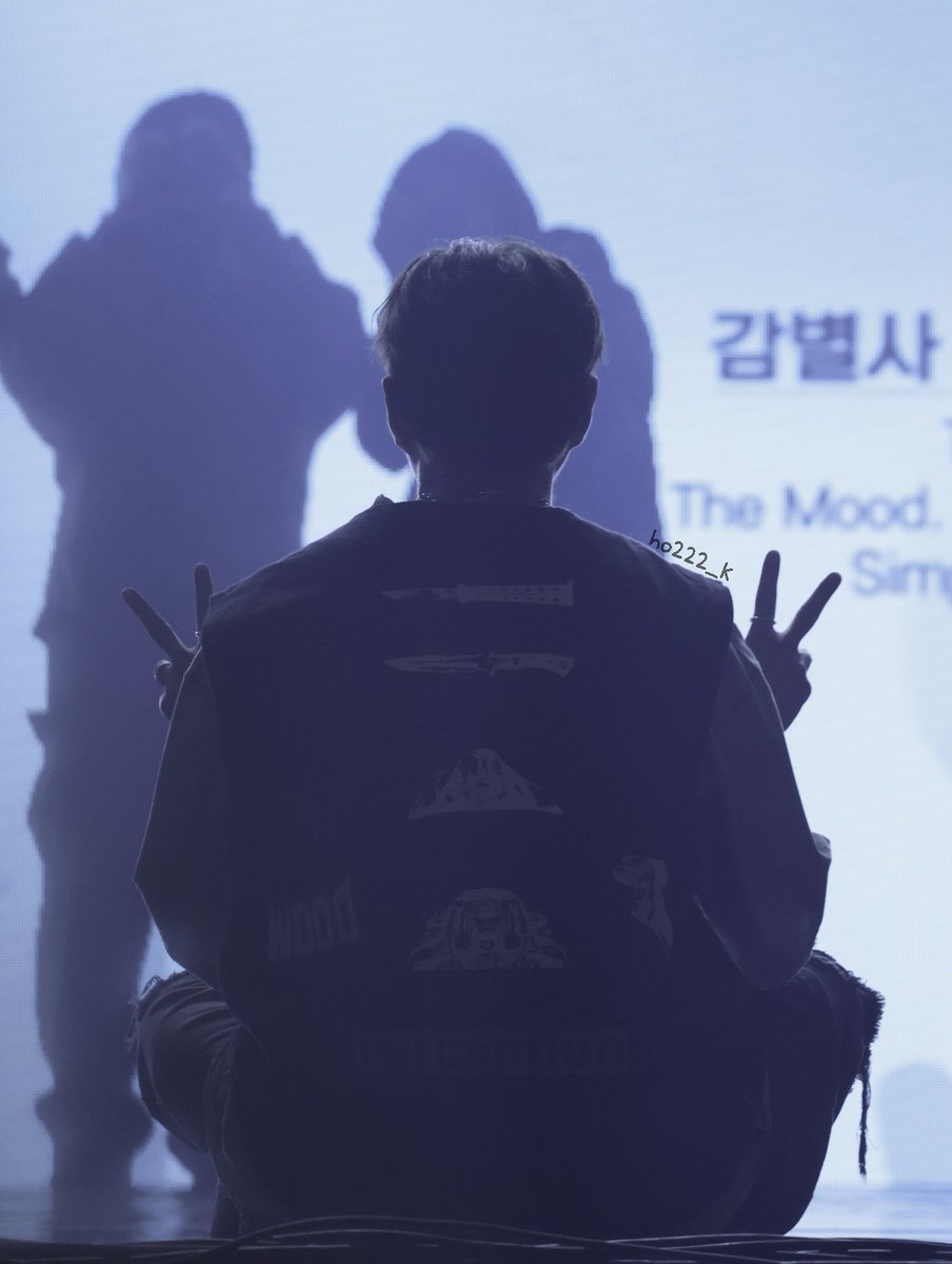 #260124 
#Dan_STUDIO📸
뒷모습이 너무 귀여운데!
✌🏻✌🏻두 손 브이 하는 손도 귀엽고
#안데니 #데니안