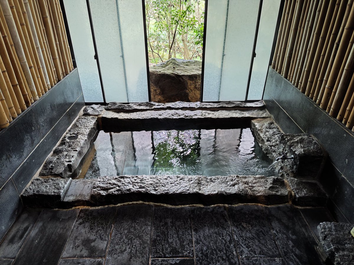 熊本県阿蘇郡小国町西里麻生釣『麻生釣温泉亀山の湯』国道387号線沿い熊本 県と大分県の県境にあります。施設としては素泊り宿、貸切家族風呂、地獄蒸し工房があり。お風呂は岩風呂、切り石風呂、檜風呂があり今回は切り石風呂1200円/50分。 コインタイマー式の入替え制で ...