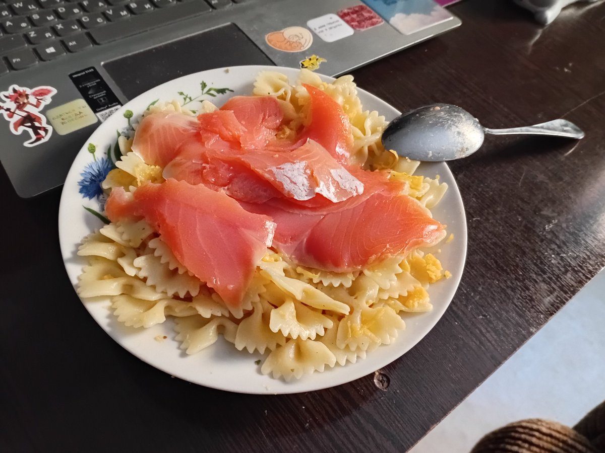 Не любитель готовки, а правильно питаться надо... на скорую руку сделала себе любимое: макароны с сыром и форелью, отличный полный белка обед!