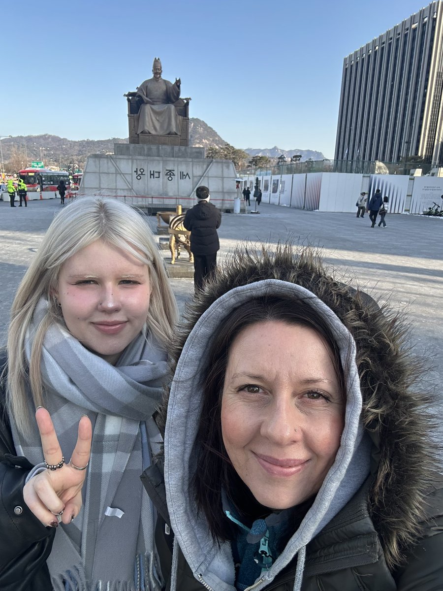 Pozdrawiamy prosto z Gwangwanum Square w Seulu🫰☀️😁

Za nami pomnik Króla Sejonga uznawanego za najwybitniejszego władcę w historii Korei, najbardziej znanego ze stworzenia w 1443 roku alfabetu Hangul, który umożliwił powszechną alfabetyzację kraju. Jego rządy uchodzą za złoty