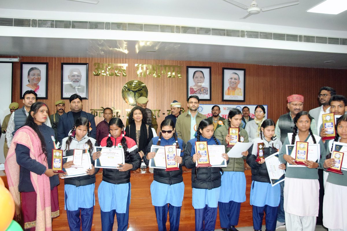 deo_kheri's tweet photo. लखीमपुर खीरी में उत्साह, उल्लास, उमंग के साथ मना 16 वाँ राष्ट्रीय मतदाता दिवस। बेहतरीन कामकाज वाले 48 BLO, आठ सुपरवाइजर पुरस्कृत। DM दुर्गा शक्ति नागपाल ने नए मतदाताओं को EPIC कार्ड प्रदान किया। मतदाता जागरूकता प्रतियोगिता के विजेताओ को पुरस्कृत किया। 85+ मतदाता सम्मानित। @ceoup https://t.co/IpMKp6pzHX