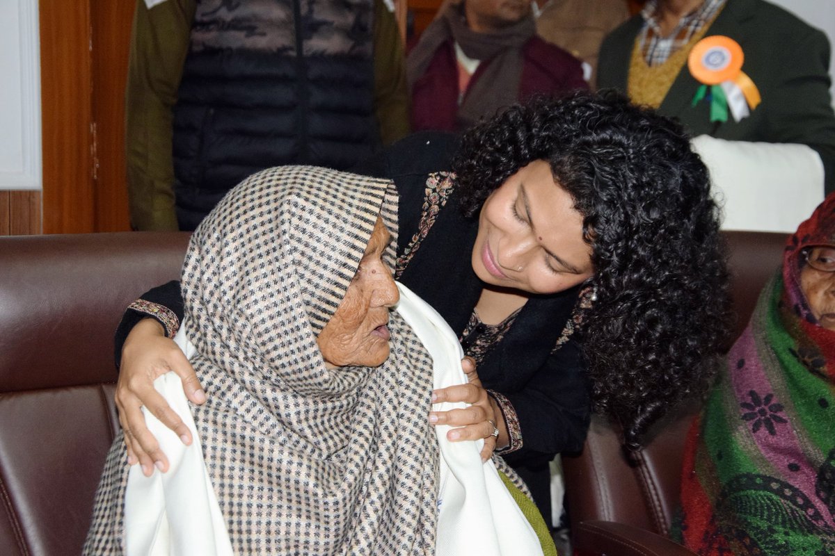 लखीमपुर खीरी में उत्साह, उल्लास, उमंग के साथ मना 16 वाँ राष्ट्रीय मतदाता दिवस। बेहतरीन कामकाज वाले 48 BLO, आठ सुपरवाइजर पुरस्कृत। DM दुर्गा शक्ति नागपाल ने नए मतदाताओं को EPIC कार्ड प्रदान किया। मतदाता जागरूकता प्रतियोगिता के विजेताओ को पुरस्कृत किया। 85+ मतदाता सम्मानित। <a href="/ceoup/">CEO Uttar Pradesh</a>