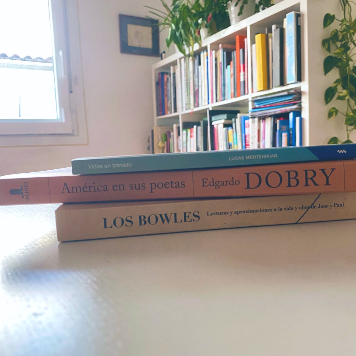 Y por esa razón, la historia del pasaporte de L. Mertehikian, las prospecciones en la poesía americana de ambos hemisferios por E. Dobry y las “lecturas y aproximaciones” a los Bowles reunidas por S. G. Estrada y J. Herbert son las #Lecturas del día en esta casa. #Gracias