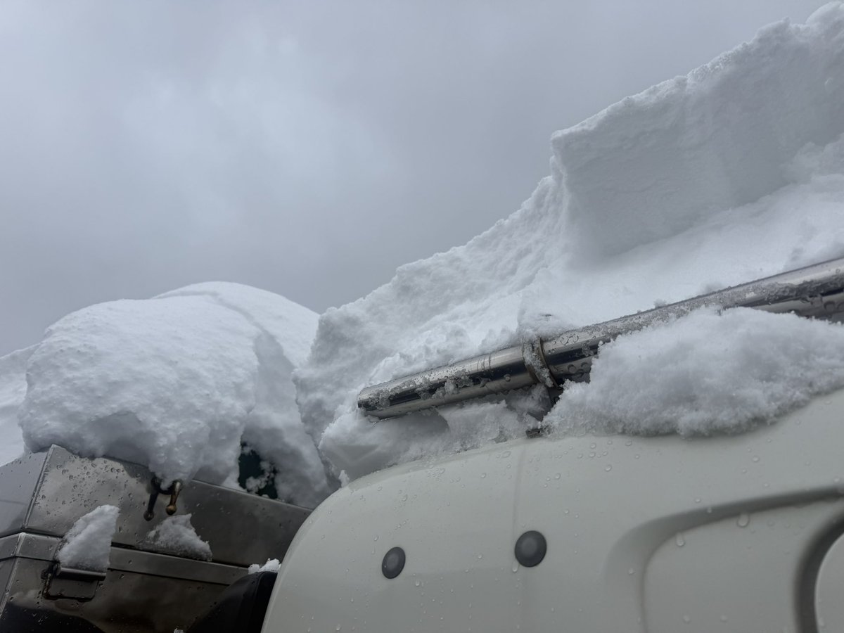 今日は「災害級の大雪」を体感した1日でした。

まず金沢に4年住んで初めて家の前を民間の除雪車が通った。
次に車を出すのに2時間かかった。
トラックの雪をある程度落とすのに1時間。

あーもう疲れました。はい。

金沢の幹線道路は水撒くだけだから右折レーンや左車線は雪で埋もれたまま…
