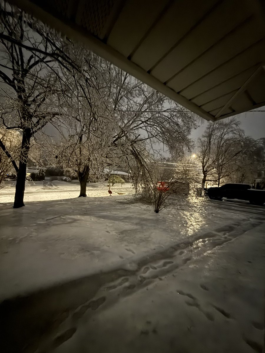 DraftonDraft's tweet photo. @NashSevereWx waking up to ice everywhere and a branch down in crieve hall #tspotter @NashSevereWx https://t.co/VKPAkscKeP