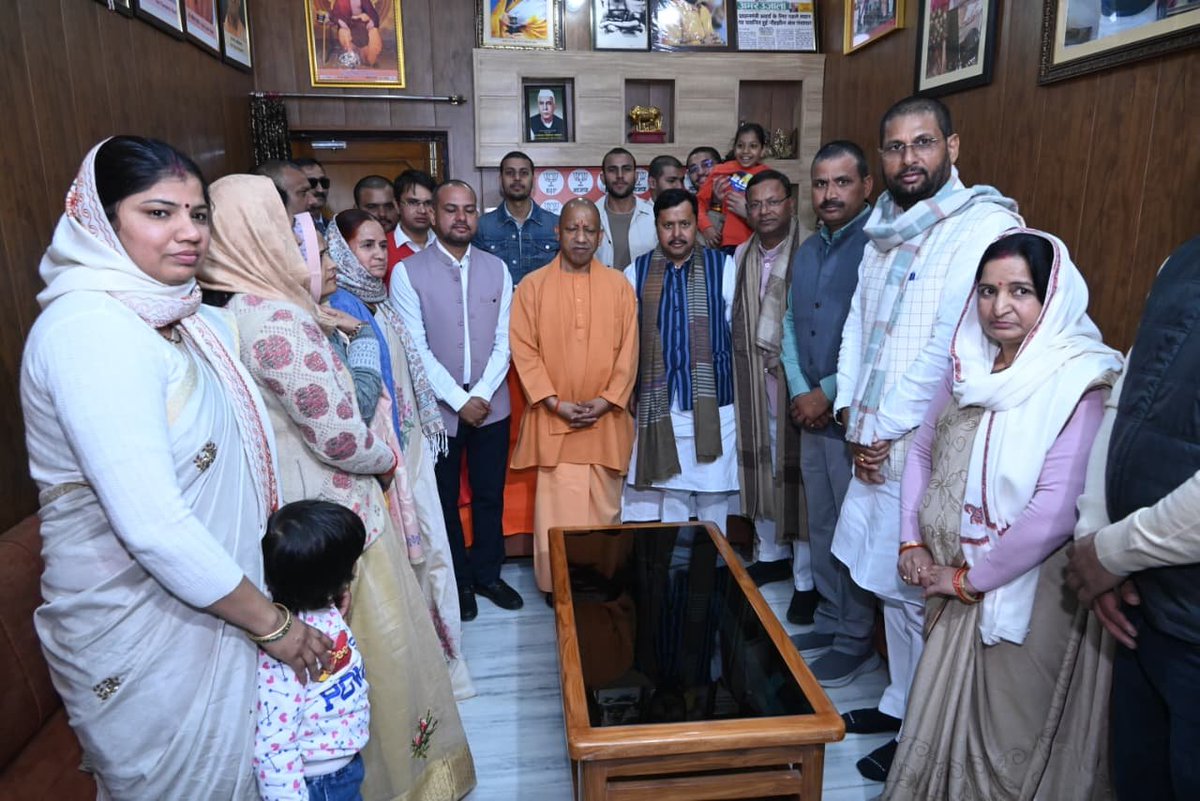ncrpatrika's tweet photo. #मथुरा : विधायक के घर पहुंचे CM, BJP अध्यक्ष!
➡मांट विधानसभा से विधायक हैं राजेश चौधरी
➡विधायक की माता जी का हुआ था देहांत
➡आवास पहुंचकर दोनों ने शोक व्यक्त किया
#RajeshChaudhary #MathuraVisit @myogiadityanath @NitinNabin #ncrpatrika https://t.co/qAl9jBnV2M