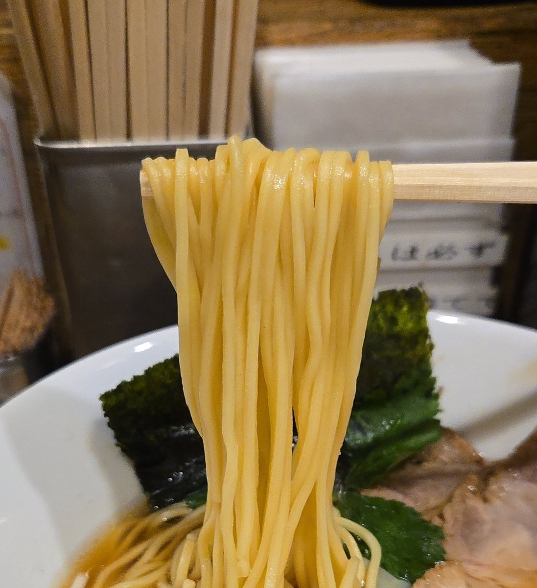 KaizokuoMa's tweet image. 【新橋 纏】新橋
平子煮干そば
訪麺🍜爆速で整う熱々の清湯soup！清涼ですっきりbitterな平子の旨味…程よい酸味をもたらす出汁感素晴らしい味わいと鼻腔を洗い流すような余韻が爽やかに吹き抜ける珠玉の逸杯♪めっちゃウマ──ッ!!
三河屋さんのツルシコ中細麺&amp;amp;仄かに🩷も🥩も最高🥳
超絶美味‼️🙏💥💯