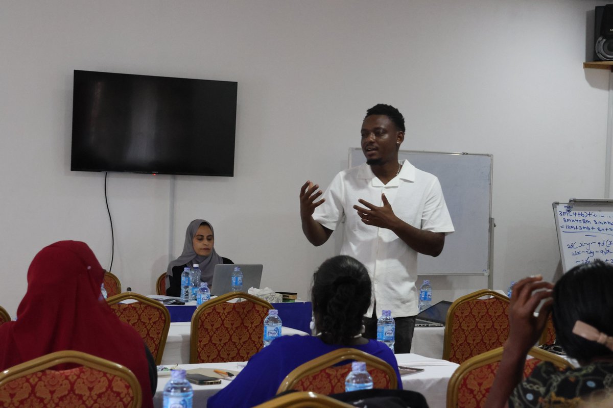 21way1's tweet image. 🌍 Creativity Meets Context | Mwanamke Imara Mentorship 🕊️

Grateful to facilitate a #MwanamkeImara mentorship session using creative context analysis tools, enabling women in security and justice spaces to unpack community violent extremism dynamics, understand shifting…