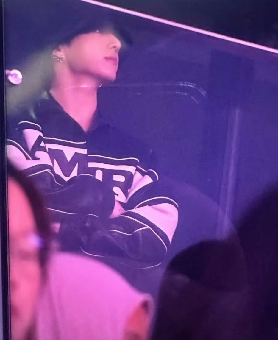 IMGOLDENCARD's tweet image. Jungkook looks good from every angle