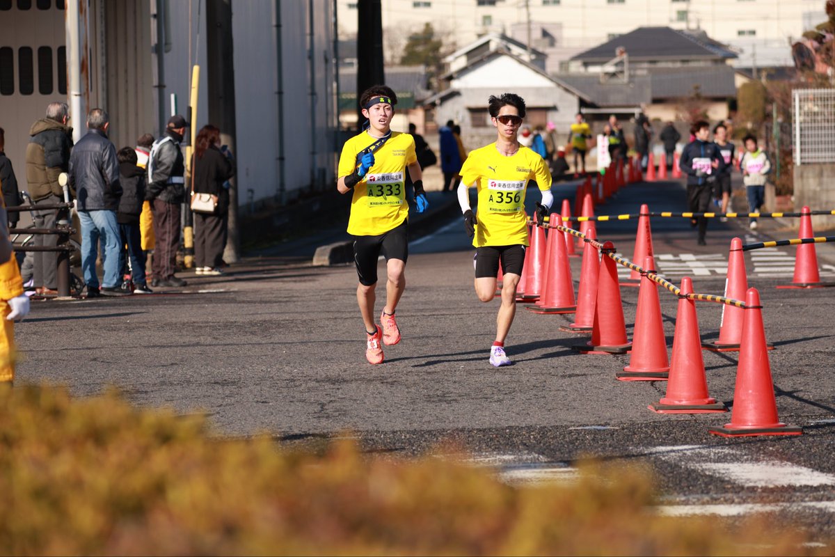 02rikiya01's tweet photo. 本日は毎年恒例行事になりつつある、小牧シティマラソンの10kmを出走してきました🏃‍♂️
自分なりに時間を作って練習をしてたので多少自信はありましたが、想像以上に走れました🏋️
これからも変わらず生徒と共に私も成長していきたいと思います🧎‍♂️

  #でら寒かった https://t.co/3Rh4gLi2tQ