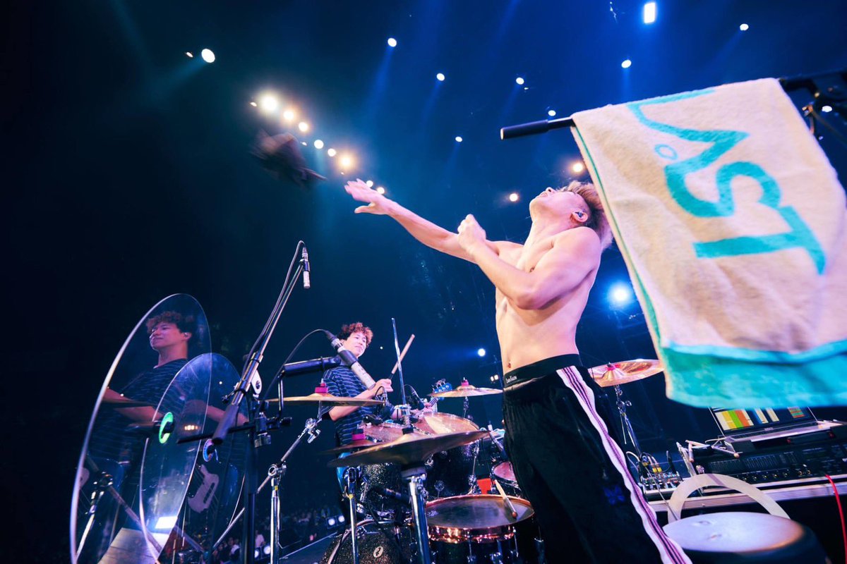 Teru_SL13's tweet image. ライブ中になぜか服が無くなることが悩みだったのですが今日ようやく原因が判明しました。

こんなことになっていたんですね。