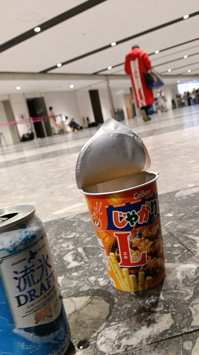 jackass_dr's tweet photo. 新千歳に閉じ込められた
せっかくやしエンジョイ🍺 https://t.co/0WKRq0RzDZ