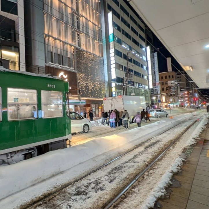togaeri's tweet photo. #札幌市電 トラックで立ち往生
みんなで押してる
私が押したら私は転びそう… https://t.co/XSaVjnf6nd