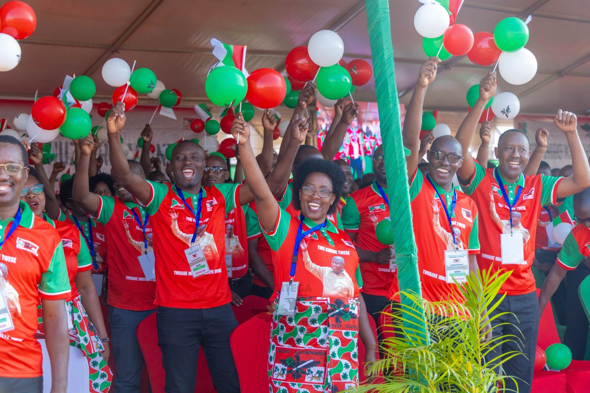 #Gitega Ikoraniro kaminuza ridasanzwe ry'umugambwe <a href="/CnddFdd/">CNDD-FDD</a> rihejeje kwongera ikiringo <a href="/R_Ndikuriyo/">Ndikuriyo Révérien</a>, ngo abe ariwe abandanya kuba Umunyamabanga mukuru w'uwo mugambwe. Ryongeye kandi ikiringo Nshimirimana Cyriaque, mu kibanza c'icegera c'Umunyamabanga mukuru w'uwo mugambwe.