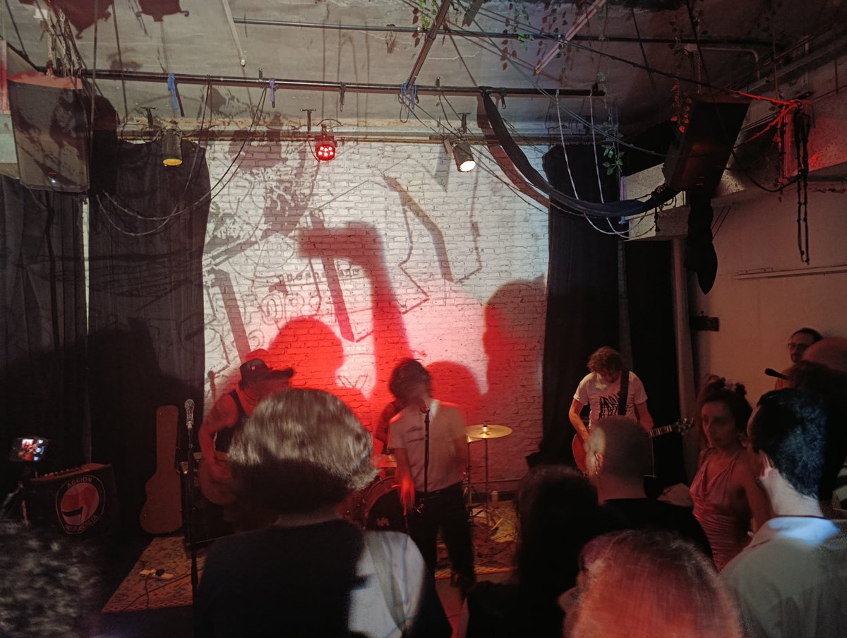 Cesárea Ébola, Amoeba y Caravanas anoche en Oceanario.